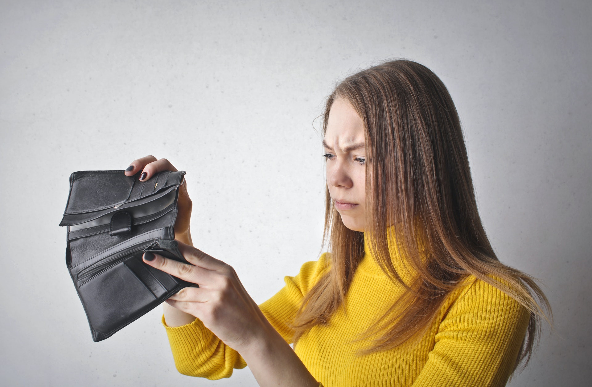 Frau_leere_Brieftasche_pexels