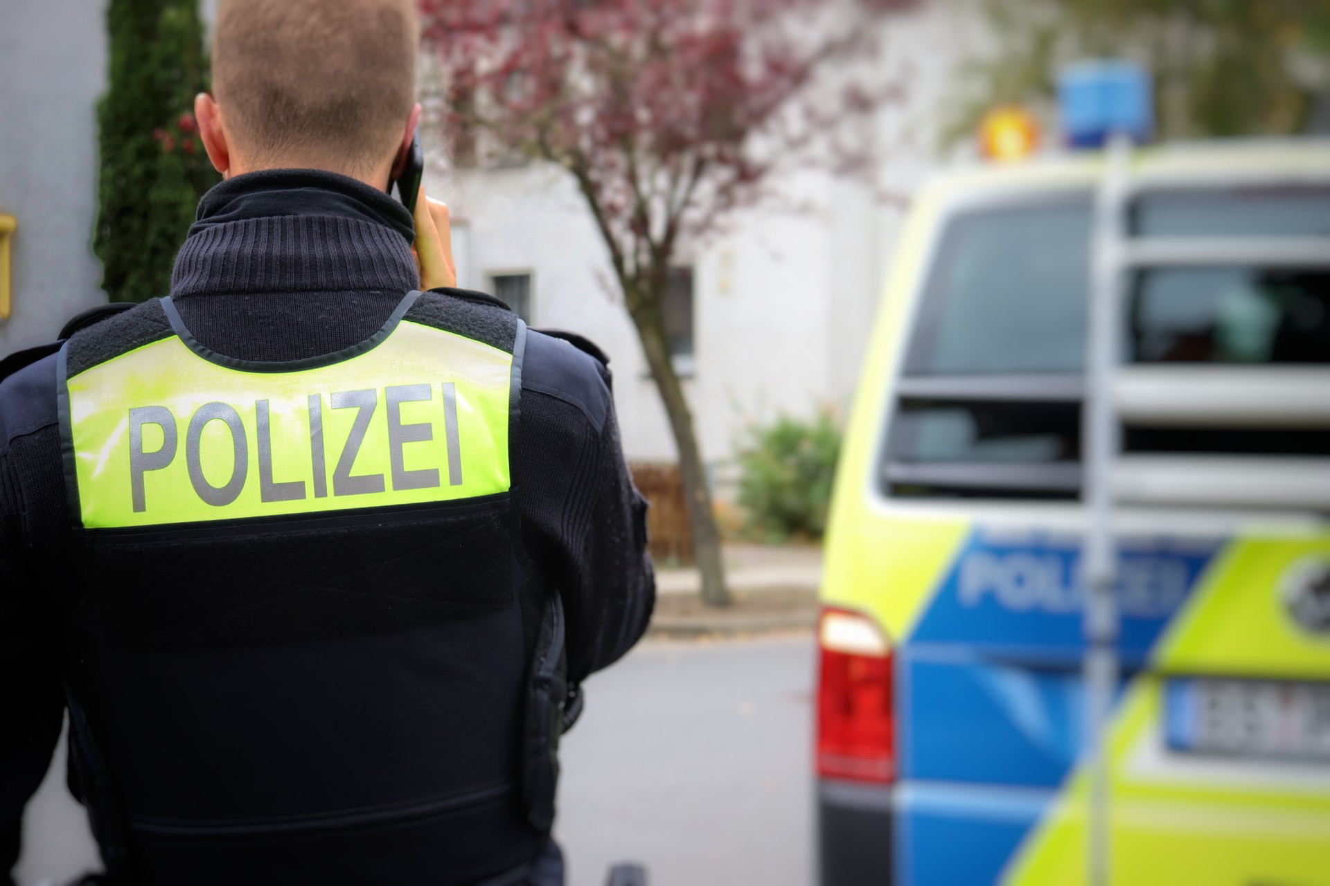 Polizist_von_hinten_unsplash.jpg