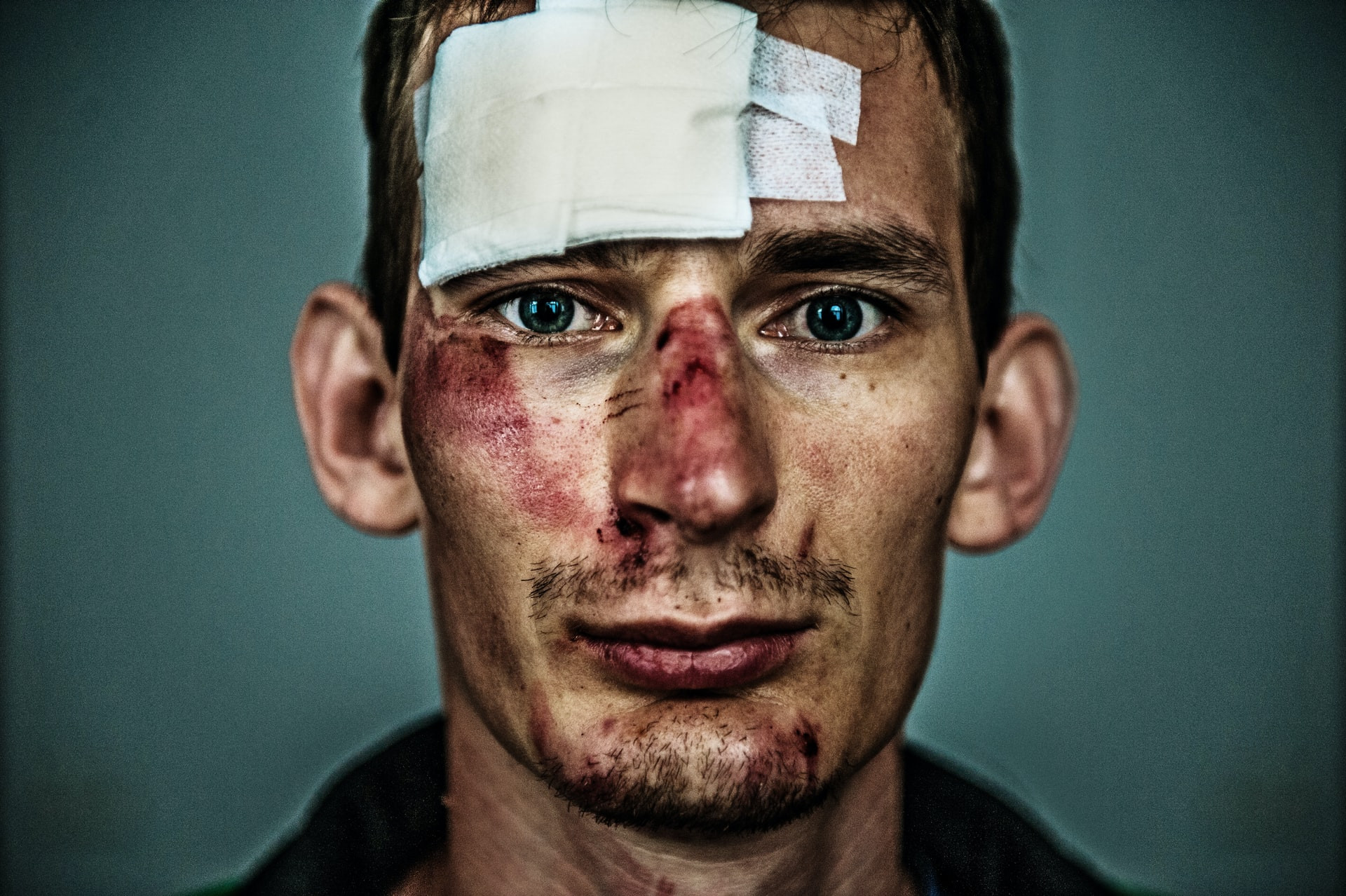 Gesicht-Mann-verletzt-Pflaster--unsplash.jpg