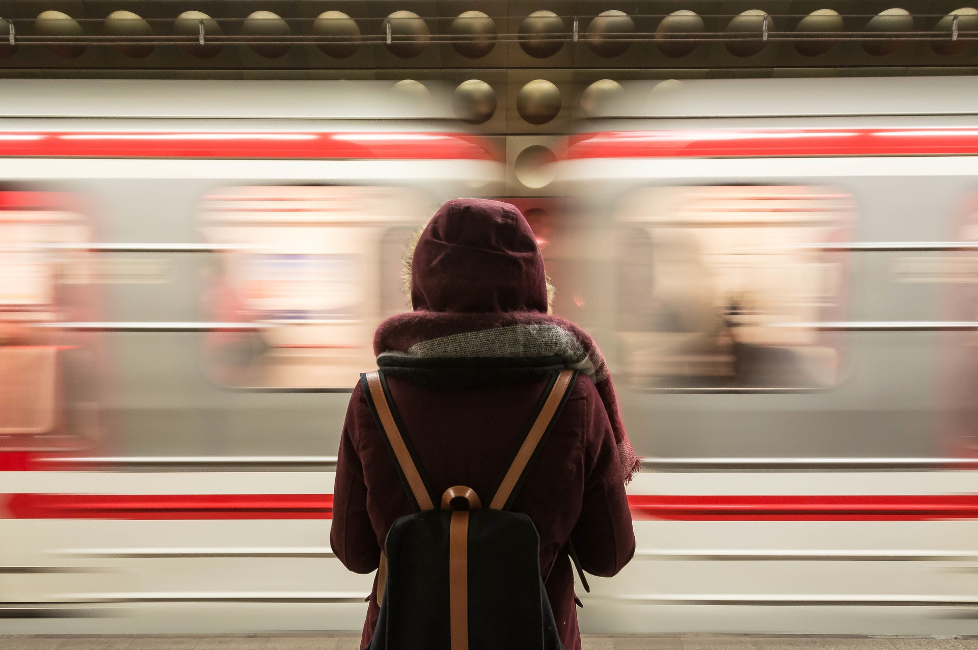 Zug-Bahnhof-Frau-von-hinten-pexels.jpg