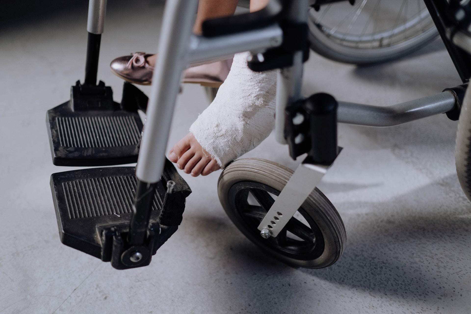 Gebrochenes_Bein_Gips_Rollstuhl_pexels.jpg