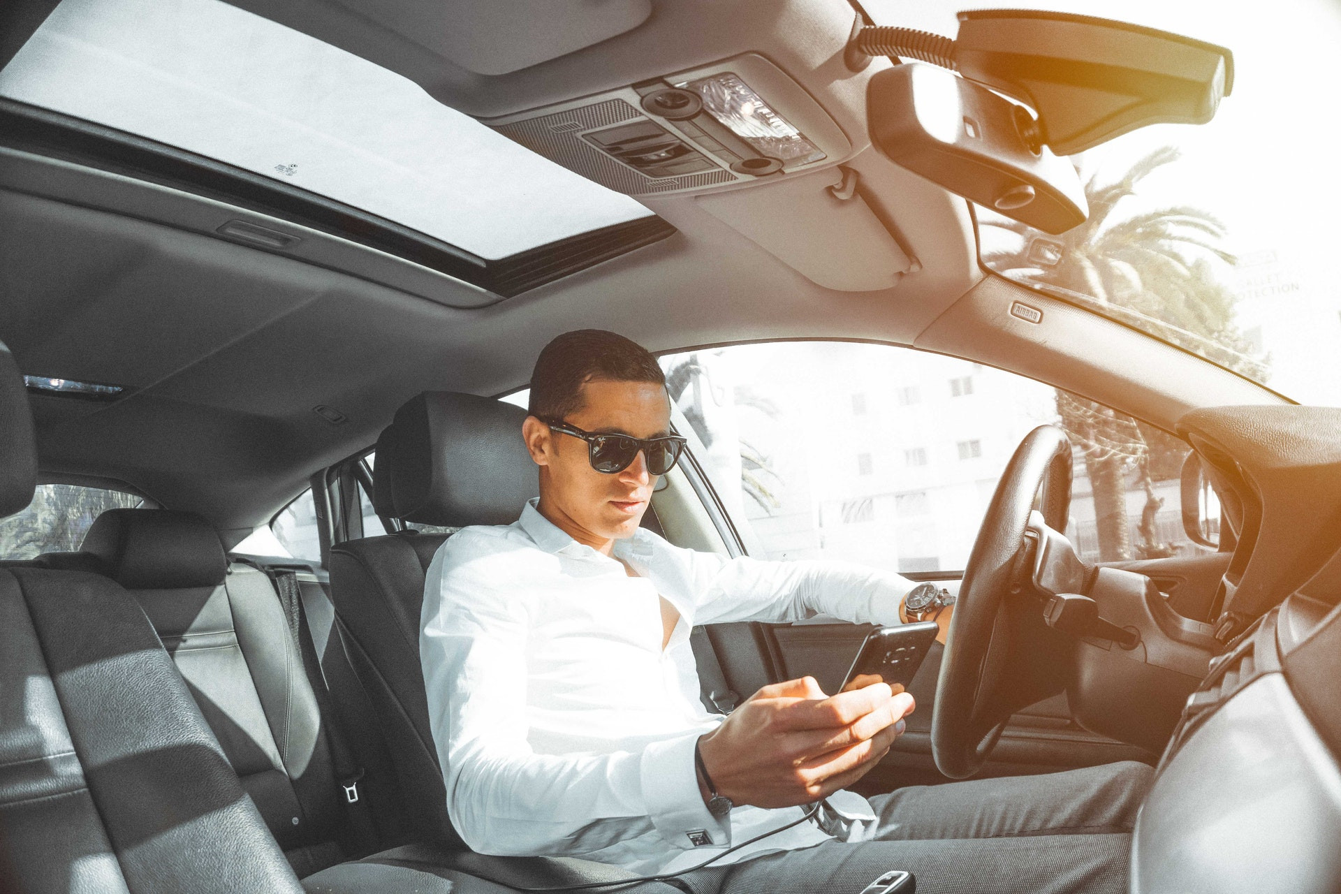 Mann-Steuer-Handy-Auto-pexels.jpg