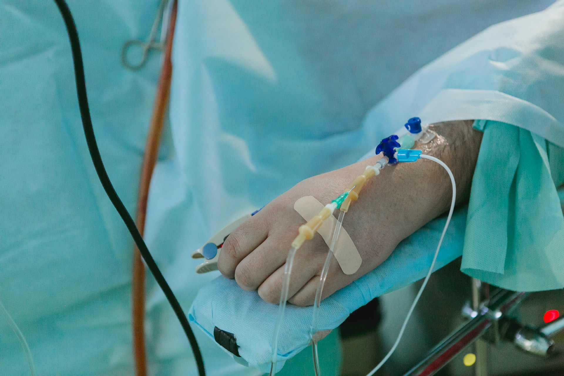 Krankenhausbett-Infusion-Arm-unsplash.jpg