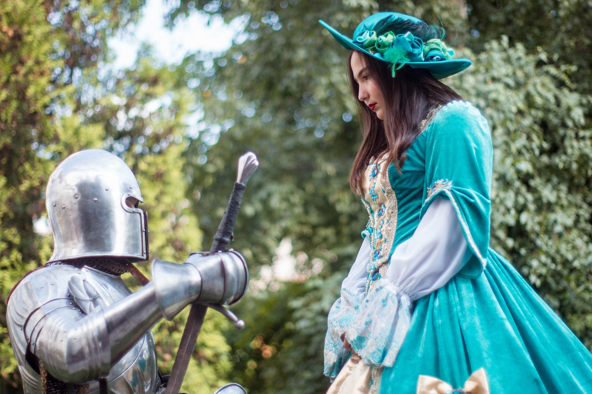 Ritter_knieend-holde-Maid-pexels.jpg